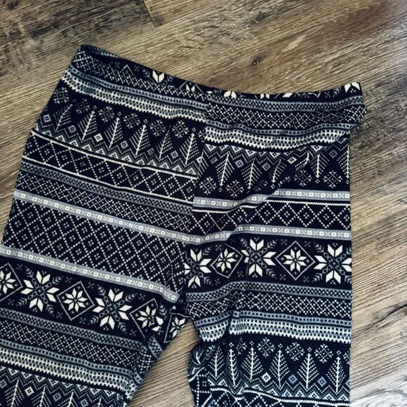 A&I Gray Hooded Top and Patterned Leggings Lounge Set Size Large/XL - Picture 4 of 9